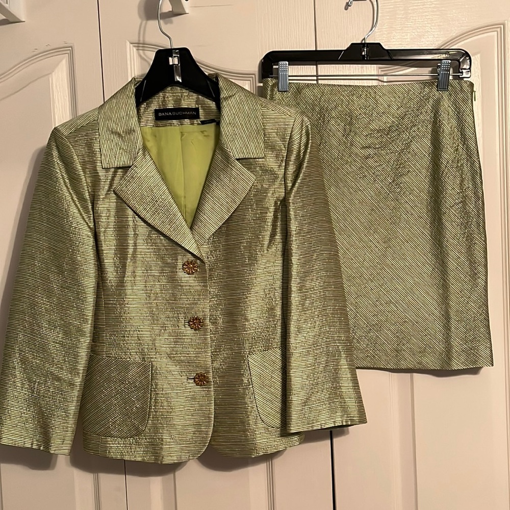 Dana Buchman black label 2 piece 87% silk suit/skirt